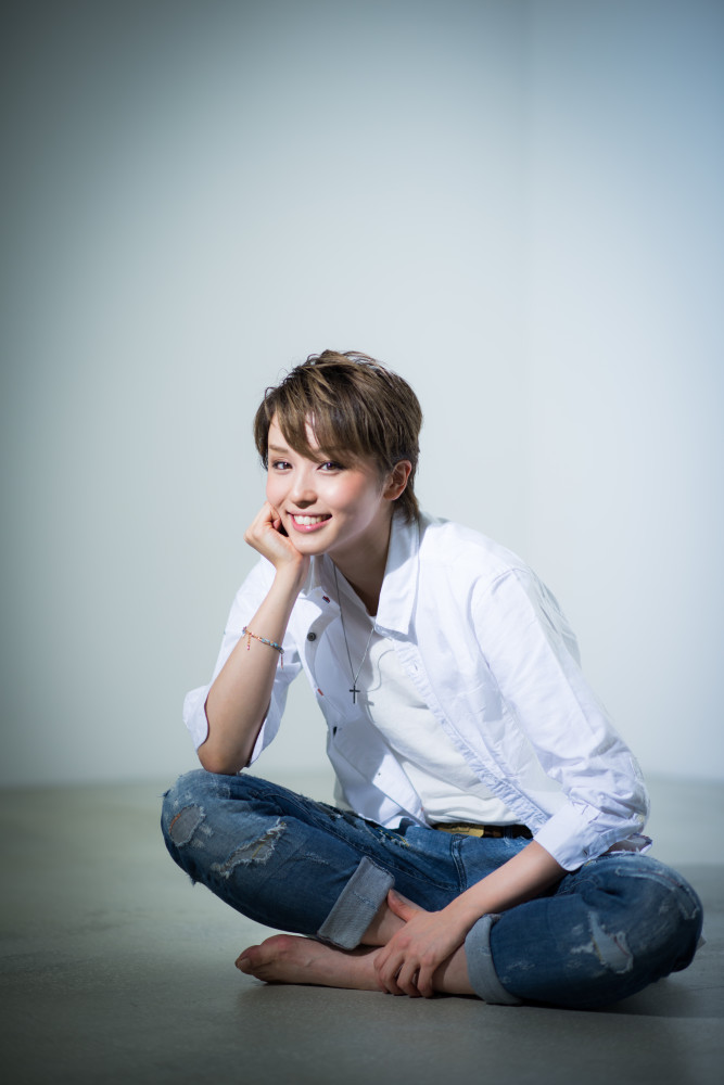 プラスアクト１２月号 １１月１１日発売 に月組 暁千星さんが登場 Wani Bookout ワニブックスのwebマガジン ワニブックアウト