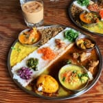 自分好みにトッピングしていく本格スパイスカレー　福富町【丸祇羅】