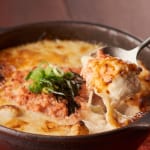 【お正月に余ったおもちをアレンジ！】大人気イラストレシピ・絵本作家のまいのおやつさんによる「明太もちチーズグラタン」